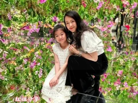 章子怡哥嫂为大女儿庆生,章爸露面头发花白,抱孙子笑得合不拢嘴!