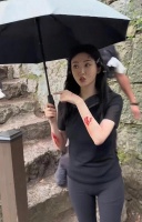 景甜拍戏出意外！工作人员滚下山崖，她第一时间冲去救人