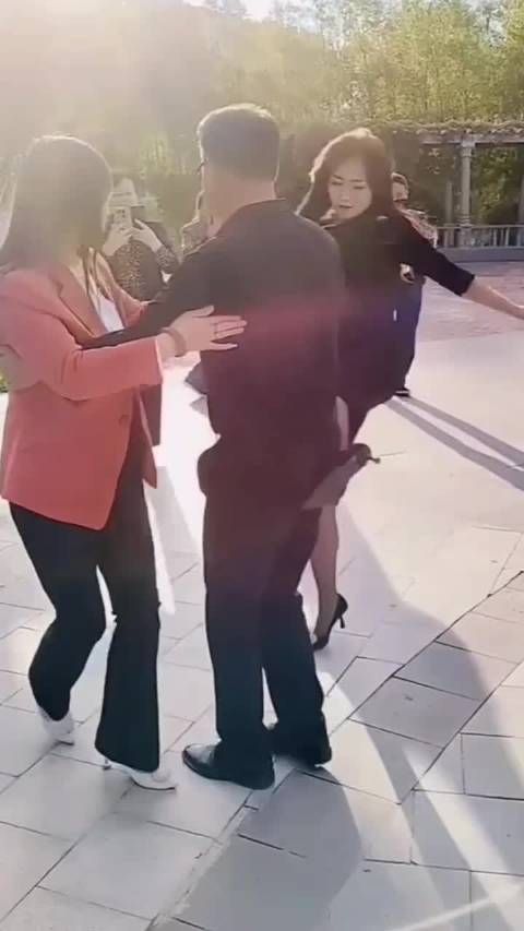 大叔在公园跳舞换了舞伴,给大姐气坏了 要是我,我可不换