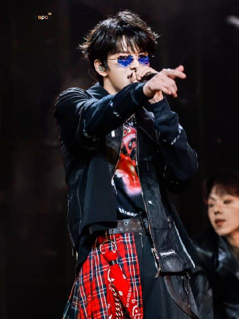 张极金属朋克风造型亮相,演绎新曲《大反派》