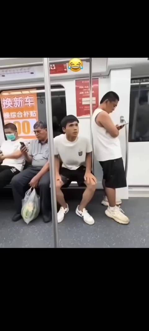 哈哈哈，这个太好笑了，每一个动作无缝对接，最惨的是老爷爷的瓜