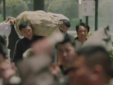 上海市民连夜兑换人民币,金圆券可换大米