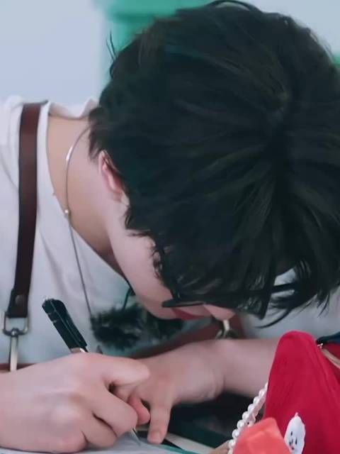 尹浩宇中餐厅背菜单练发音，厨房练字显担当