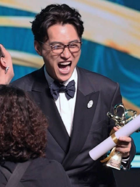 来自视后宋佳的拥抱祝福,来自视帝靳东发自内心的微笑靳东