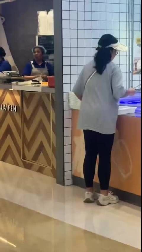 网友西安偶遇鹿晗逛街,发色瞩目