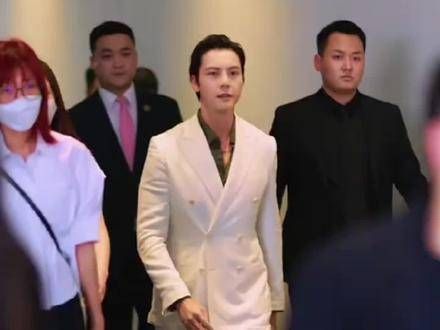 陈伟霆背头造型重现扎职阿霆形象