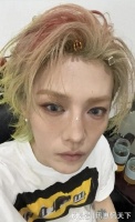 鹿晗解禁后首次晒照：染“红发”瘦成皮包骨，而关晓彤却丰腴肥美