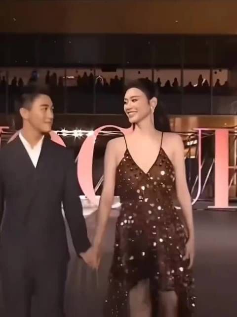 偶遇何猷君一家,奚梦瑶和婆婆逛街尽显高情商,四太腿长不输媳妇!