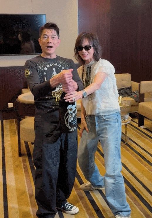 搜狐娱乐讯 13日，刘嘉玲在社交平台上晒出与郭富城在梦幻武林演唱会后台的合照，二人一同开香槟，笑容满面，超开心。