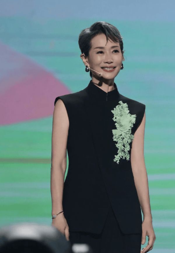 叶童笑容真挚。