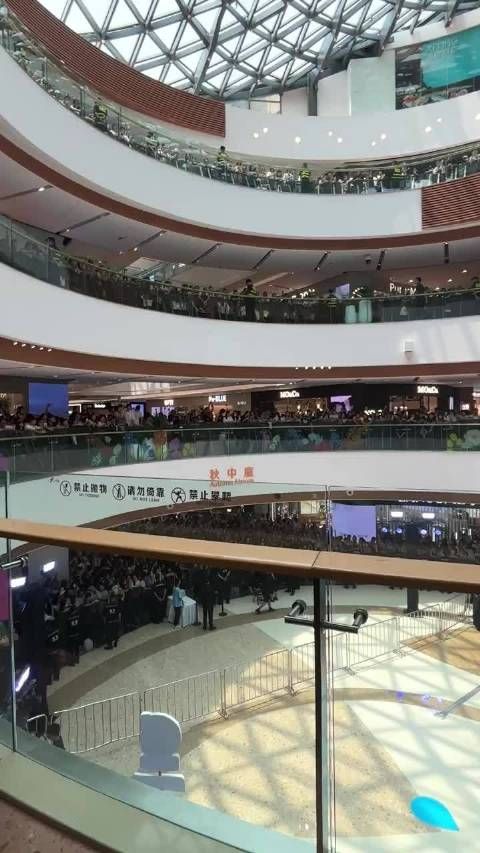 王鹤棣成都活动人气爆棚,工作日现场人潮涌动