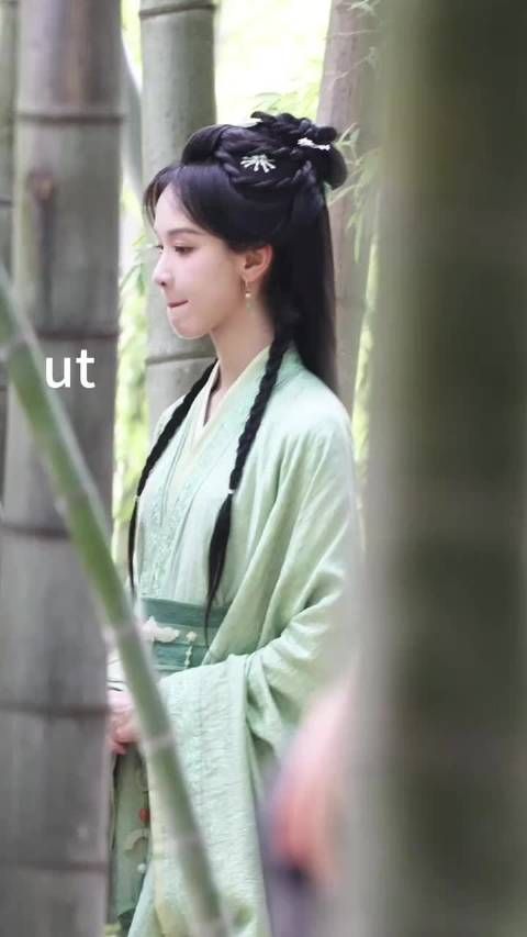 陈都灵《翘楚》路透曝光,青衫华服演绎楚朝公子