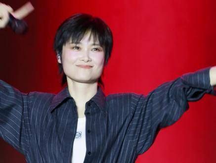 糟糕李宇春真的太会扭了!完全被她电到了 这样的表演谁能移开视线?