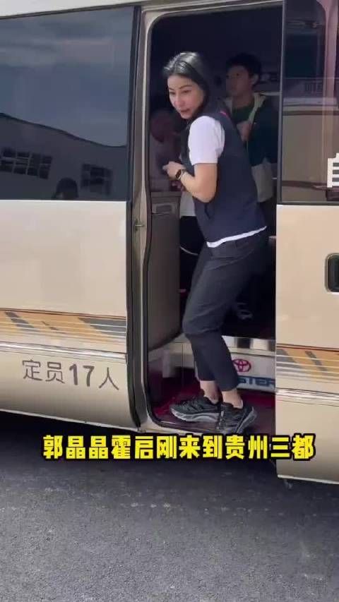 郭晶晶霍启刚低调现身贵州,晶晶俯身下蹲的姿态,尽显良好素养