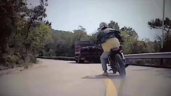 男孩在山路上飞驰,一个善意举动竟救下了交警