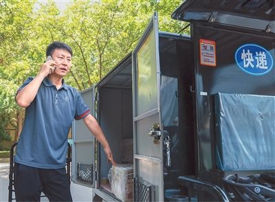 700专用号码启用后可方便消费者识别、提升快递员、外卖员配送效率。在网约车行业推广后，700专用号码还将助力乘客精准识别驾驶员来电，让驾驶员接单更顺畅，减少停车绕行。 图为6月29日，陕西省西安市的一位快递员正用手机联系顾客，准备派送快件。 新华社记者 毛思倩摄