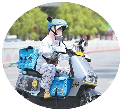 7月4日，江苏省徐州市睢宁县县城，外卖小哥正在送餐。 洪 星摄（人民视觉）
