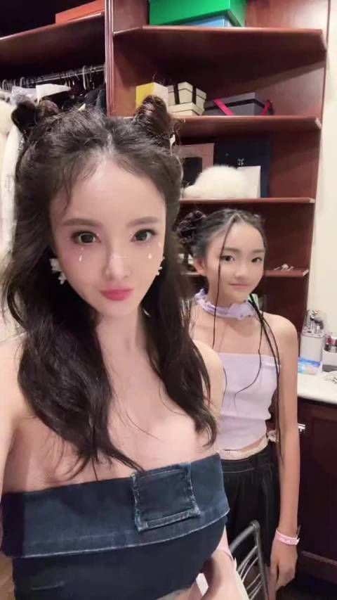 刘雨欣的女儿13岁了,和前夫离婚后,刘雨欣去美国生活,独自抚养女儿长大
