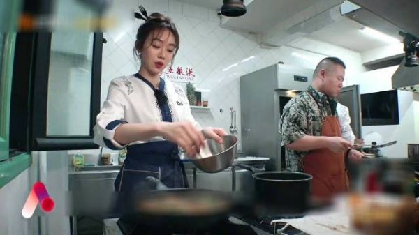 姜妍再登美食节目展老练厨艺,白玉兰奖主持以烟火气引热议