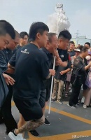杨少华丧礼细节披露，长子坚强撑场，前儿媳现身多辆劳斯莱斯护送