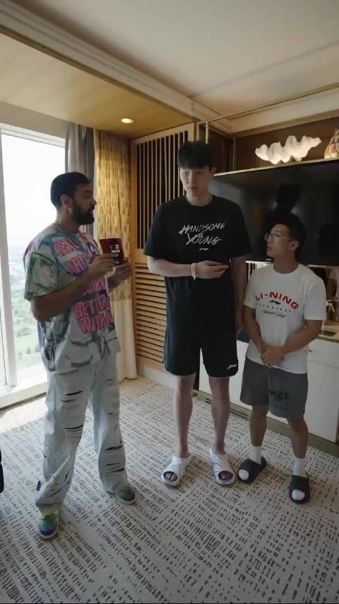 杨瀚森2K26能力值揭晓为70,与罗尼互动打趣