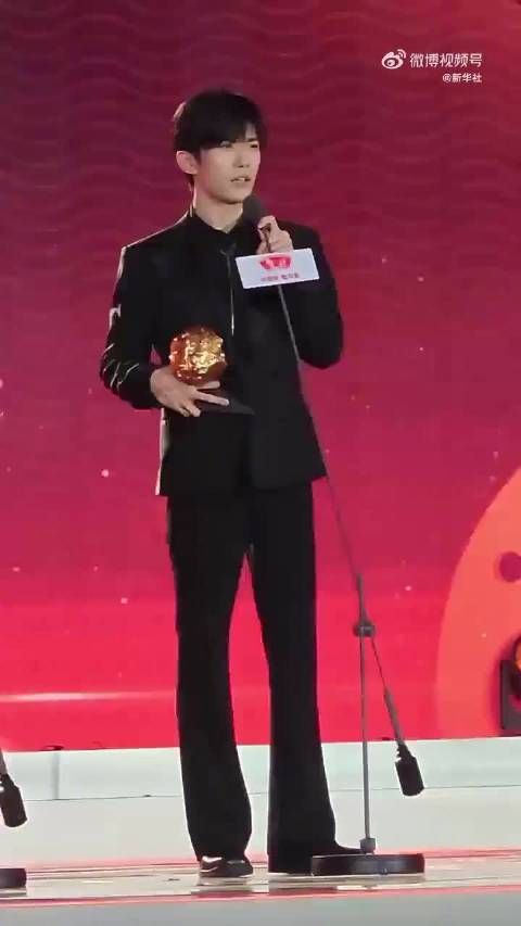 易烊千玺获导协年度男演员,感谢导演包容