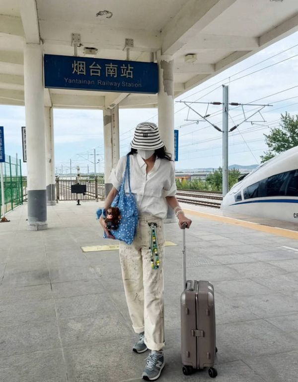 搜狐娱乐讯 7月15日，宋佳在社交媒体平台晒出一组日常照，身穿一身休闲套装的她松弛感拉满。