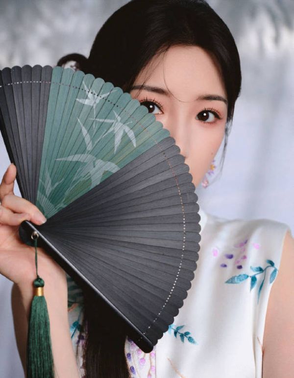 搜狐娱乐讯 7月14日，毛晓彤身穿无袖中式上衣搭配紫色缎面半裙参加活动，气质古典尽显东方韵味。