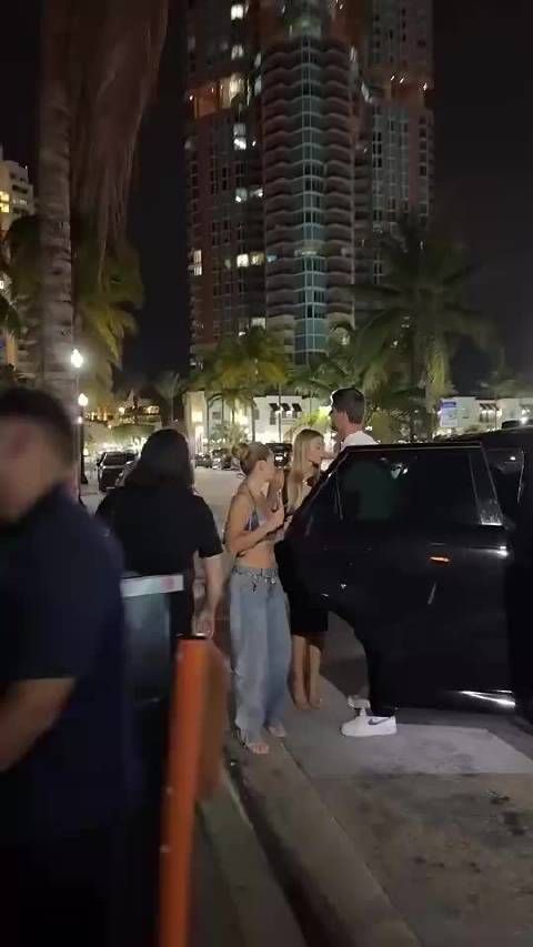 库尔图瓦携娇妻在迈阿密一家饭店吃饭,妻子颜值气质甚佳!