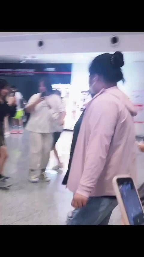 周笔畅接机生图曝光，清冷美颜引热议
