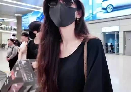 娜扎机场自曝不会贴假睫毛,向粉丝求教