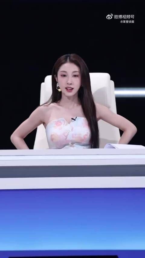 张小婉浪姐毕业亮相少年季,黑长直简约长裙气质出众