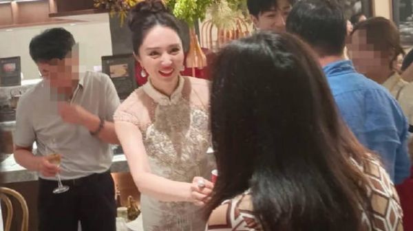 7月16日,有网友曝光董璇与张维伊在男方老家山西大同举办婚宴的照片