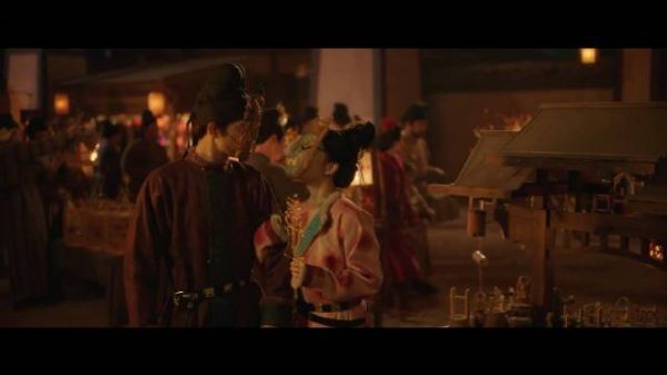 杨紫李现东庆日逛集会,面具约会糖人合影