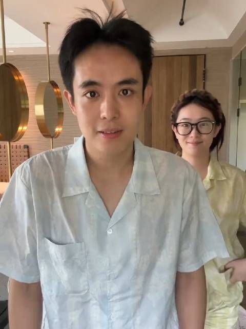 王星眼睛和之前完全不一样了,现在眼睛里有爱意了 王星是真的有一个好女友啊