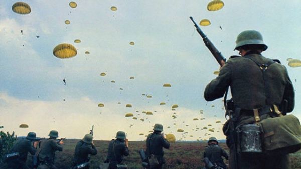 10000傘兵跳到德軍坦克「臉」上,成了活體標靶被射擊,整師幾乎團滅!