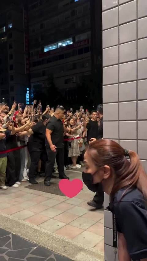 权志龙怎么这样走路,直愣愣的,是腿麻了吗