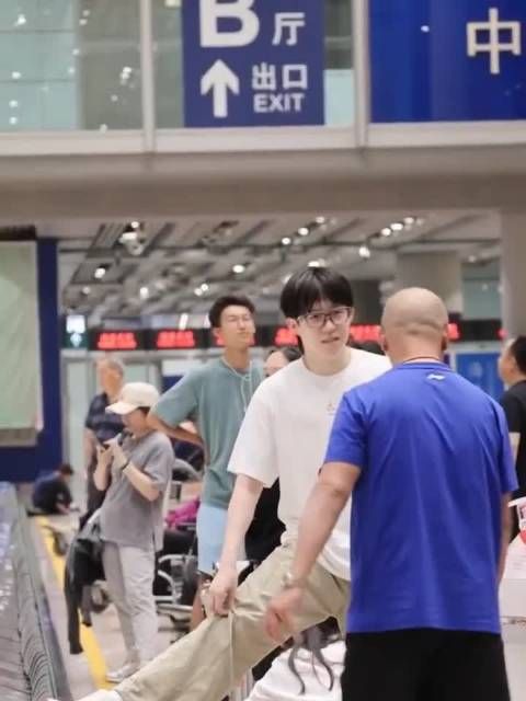 王楚钦戴眼镜与肖战热聊,装扮风格大变