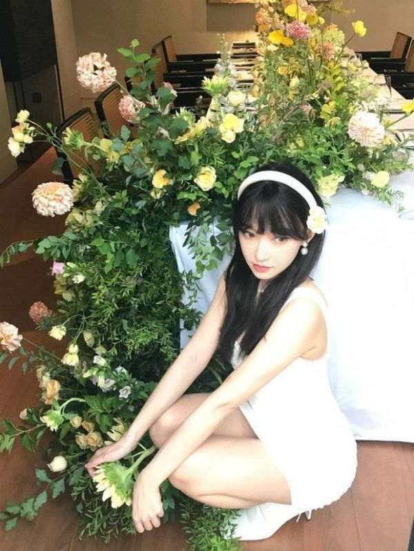搜狐娱乐讯 16日，程潇在社交平台上更新一组美照，并配文称：“27岁第一天的照片分享给大家。”照片中，程潇身穿白色包臀裙勾勒曼妙身姿，曲线迷人！