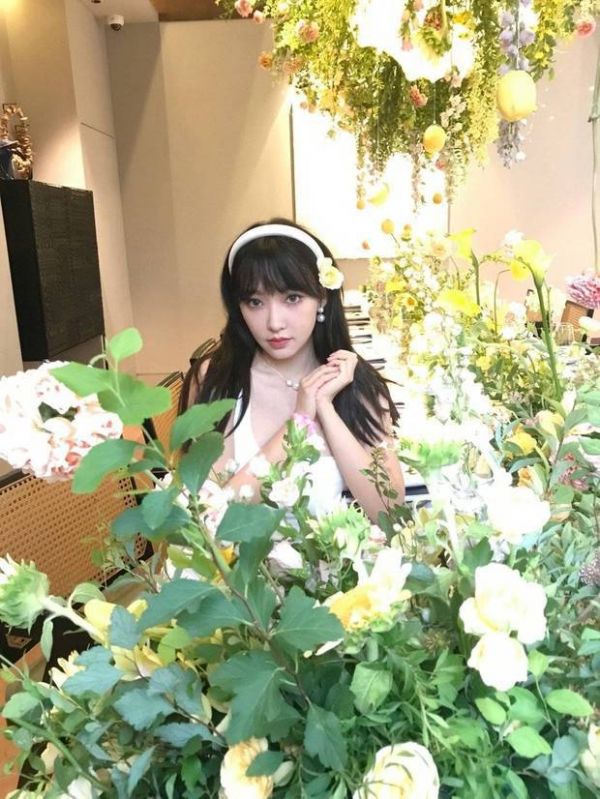程潇戴发箍、鲜花，少女感十足。