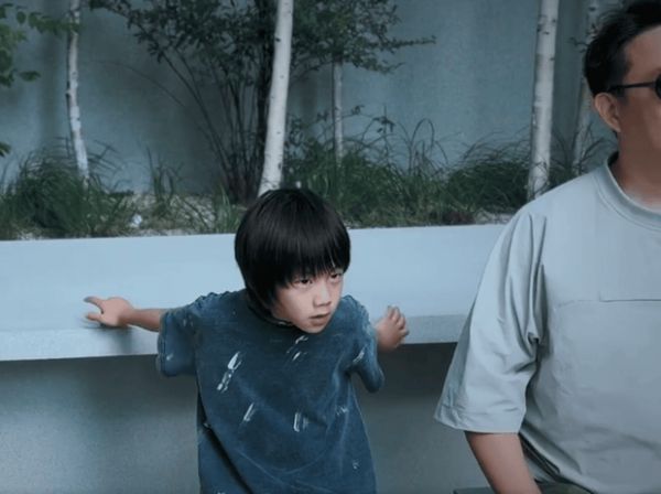 孙莉小儿子罕见露面，颜值优越。
