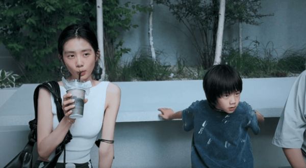 搜狐娱乐讯 7月15日，孙莉晒出一家五口的日常视频，8岁小儿子首次露出清晰正脸。19岁的黄多多做料理、画画气质特别，黄磊在草地上和二女儿以及小儿子奔跑嬉戏，画面温馨自然。