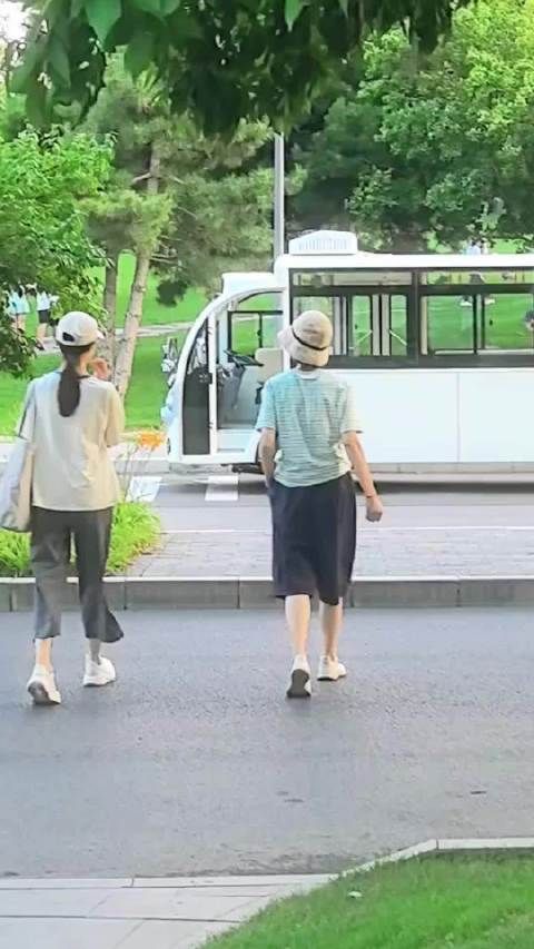 袁泉女儿罕见露面,15岁夏哈哈身高超妈妈,母女俩打扮清秀像姐妹