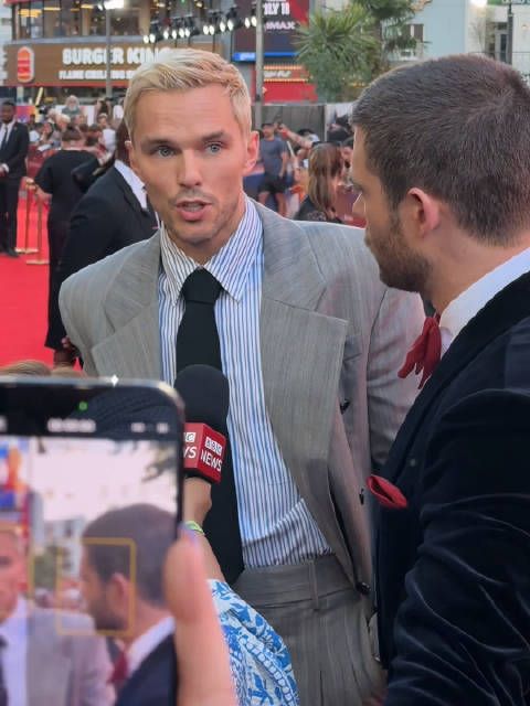 两个193CM的高大帅气男主站一起就是养眼配一脸! 大卫科伦斯韦Nicholas Hoult