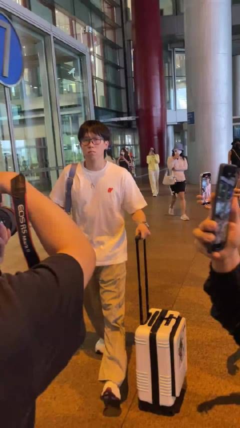 大头回京喽 大头:都离我远点谢谢