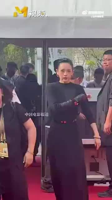 章子怡华表奖摔倒受伤,汪峰携新欢直播引热议