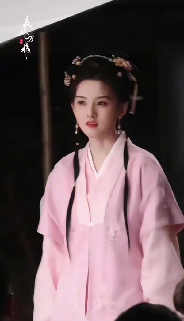 宋祖儿新剧《表妹万福》粉衣造型路透曝光