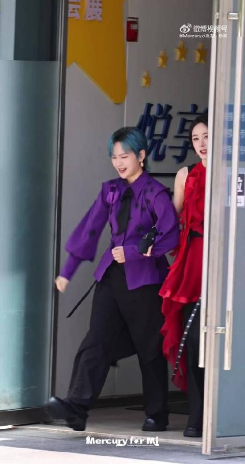 杨幂手拿荔枝以涂山红红造型录制密逃
