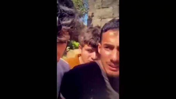 朱拉尼的士兵疯狂殴打德鲁兹人,难怪总统府都被炸了!