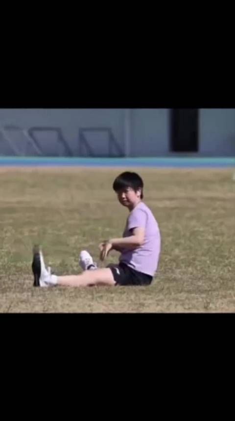 捕捉到一只扣手手的小莎 孙颖莎太可爱了